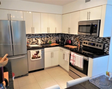 5151 Collins Ave - Photo Thumbnail 11