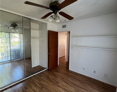 3228 Honolulu Ave - Photo Thumbnail 5