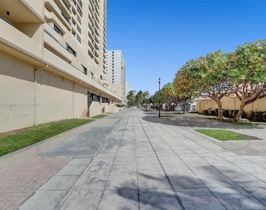 2555 Collins Ave - Photo Thumbnail 17