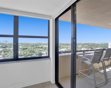 2555 Collins Ave - Photo Thumbnail 1