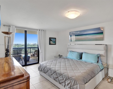 2555 Collins Ave - Photo Thumbnail 9