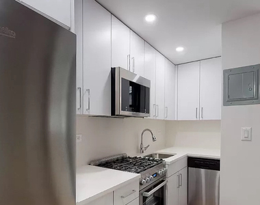 165 East 35th Street - Photo Thumbnail 2