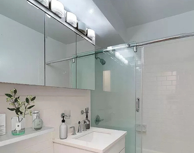 165 East 35th Street - Photo Thumbnail 3