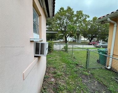 2652 Sw 23rd Ave - Photo Thumbnail 4