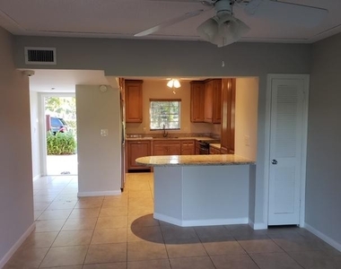 3201 S Palm Aire Drive - Photo Thumbnail 10