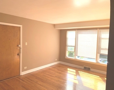 8949 S Blackstone Avenue - Photo Thumbnail 2