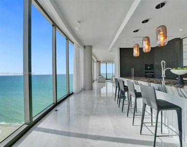 17901 Collins Ave - Photo Thumbnail 24