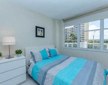 5601 Collins Ave - Photo Thumbnail 8