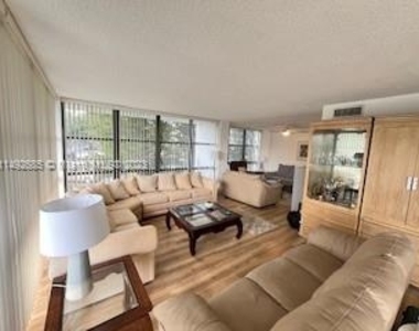 800 Parkview Dr - Photo Thumbnail 8