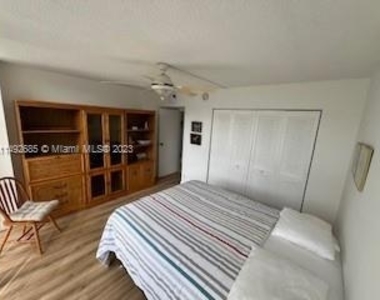 800 Parkview Dr - Photo Thumbnail 25