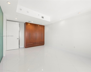 1100 Biscayne Blvd - Photo Thumbnail 3