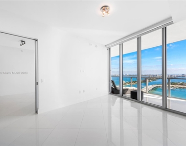 1100 Biscayne Blvd - Photo Thumbnail 2