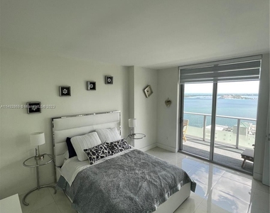 1300 Brickell Bay Dr - Photo Thumbnail 13