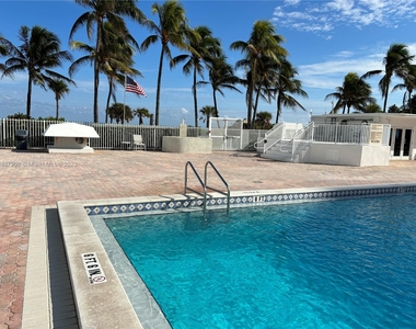 5005 Collins Ave - Photo Thumbnail 11