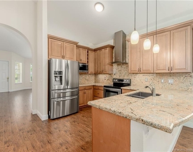 3237 Sw Solitaire Palm Drive - Photo Thumbnail 2