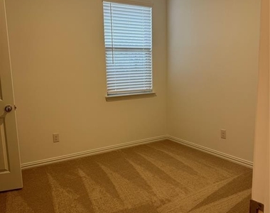 4013 Kaufman Court - Photo Thumbnail 8