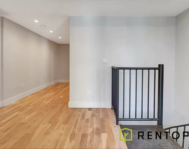 415 Manhattan Avenue - Photo Thumbnail 4