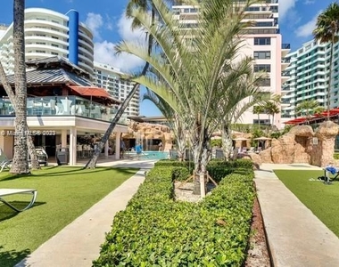 5225 Collins Ave - Photo Thumbnail 8