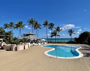 5225 Collins Ave - Photo Thumbnail 13