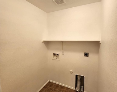 411 Taurus Drive - Photo Thumbnail 9