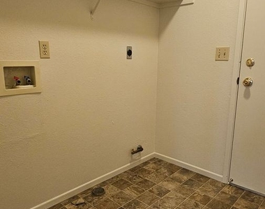 2376 Fieldcrest Drive - Photo Thumbnail 5