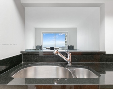 1425 Brickell Ave - Photo Thumbnail 27