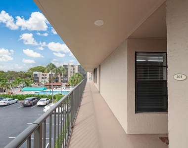 6 Royal Palm Way - Photo Thumbnail 2