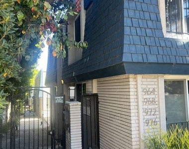 964 Larrabee St - Photo Thumbnail 12