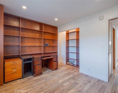 8435 Columbus Avenue - Photo Thumbnail 23