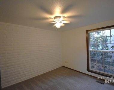 5801 W Plantation Ln - Photo Thumbnail 9