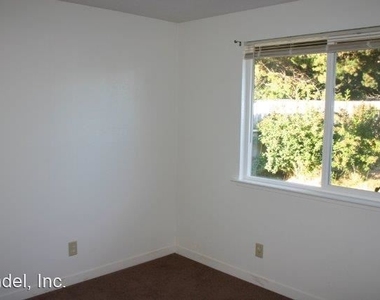 2440 Thiel Ave - Photo Thumbnail 12