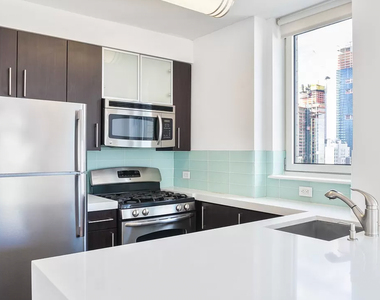 West 37th Street - Photo Thumbnail 2