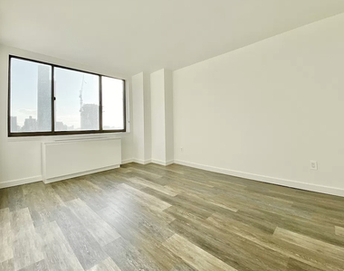 110 Horatio Street - Photo Thumbnail 1