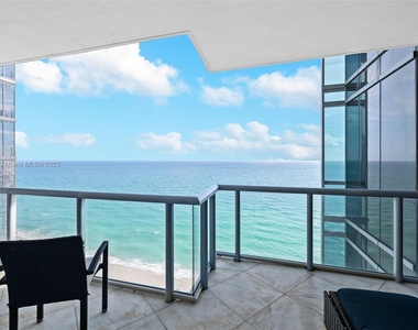 17121 Collins Ave - Photo Thumbnail 0