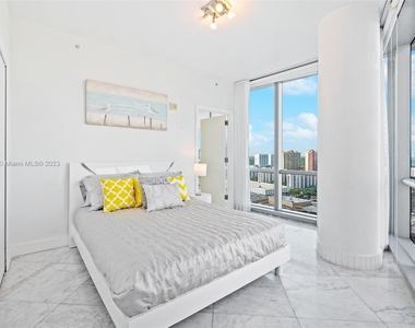 17121 Collins Ave - Photo Thumbnail 18