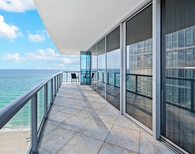 17121 Collins Ave - Photo Thumbnail 4