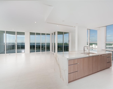 10225 Collins Ave - Photo Thumbnail 4