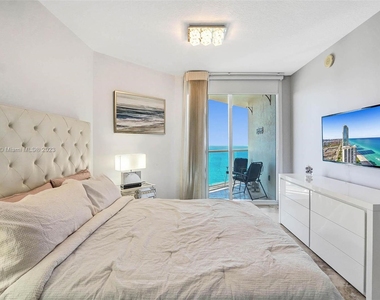 16699 Collins Ave - Photo Thumbnail 17