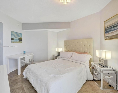 16699 Collins Ave - Photo Thumbnail 18