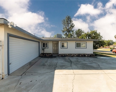 1495 N Blythe Avenue - Photo Thumbnail 2