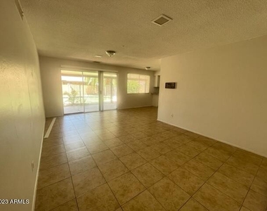 2918 W Glendale Avenue - Photo Thumbnail 4