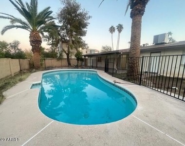 2918 W Glendale Avenue - Photo Thumbnail 11