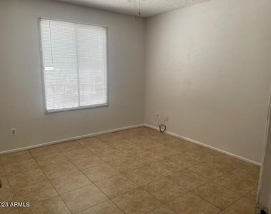 2918 W Glendale Avenue - Photo Thumbnail 9