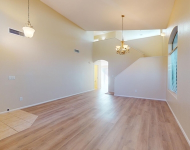 2425 W Cordia Lane - Photo Thumbnail 13