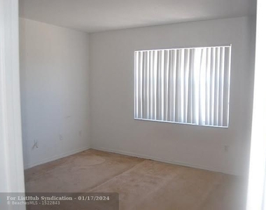 302 Belmont Ln - Photo Thumbnail 2