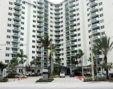 3001 S Ocean Dr - Photo Thumbnail 2