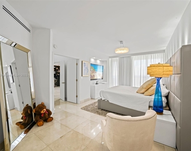 6301 Collins Ave - Photo Thumbnail 3