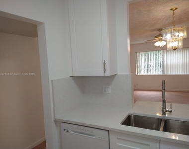 5111 W Oakland Park Blvd - Photo Thumbnail 2