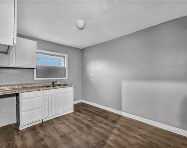 712 E Erie Avenue - Photo Thumbnail 4