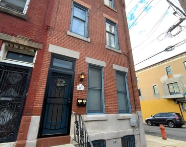 422 W Huntingdon St - Photo Thumbnail 0